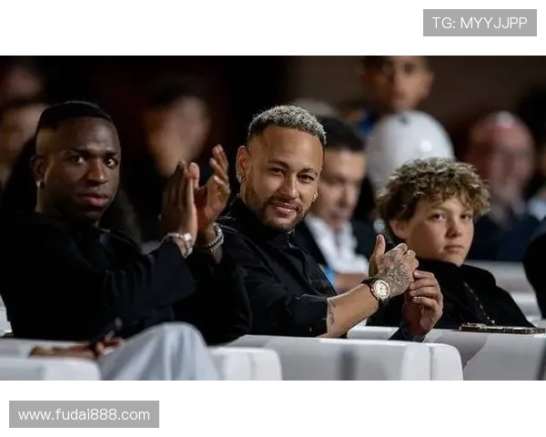 内马尔向里瓦尔多赠送签名球衣并晒合影表达对偶像的敬意